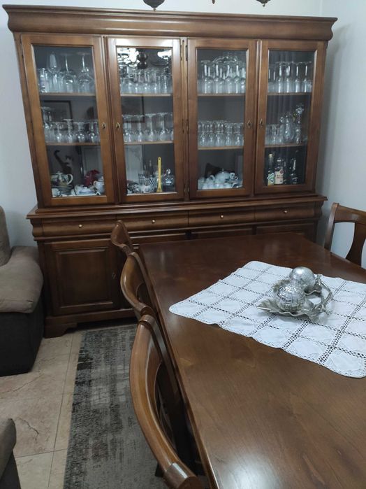 Mesa de jantar em castanho 2x1m em ótimo estado - inclui 6 cadeiras