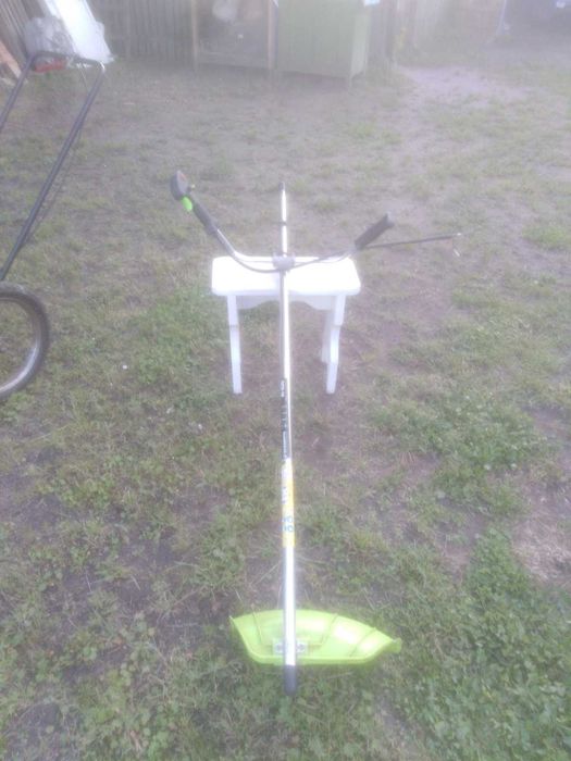 Бензиновый триммер для травы на колесах