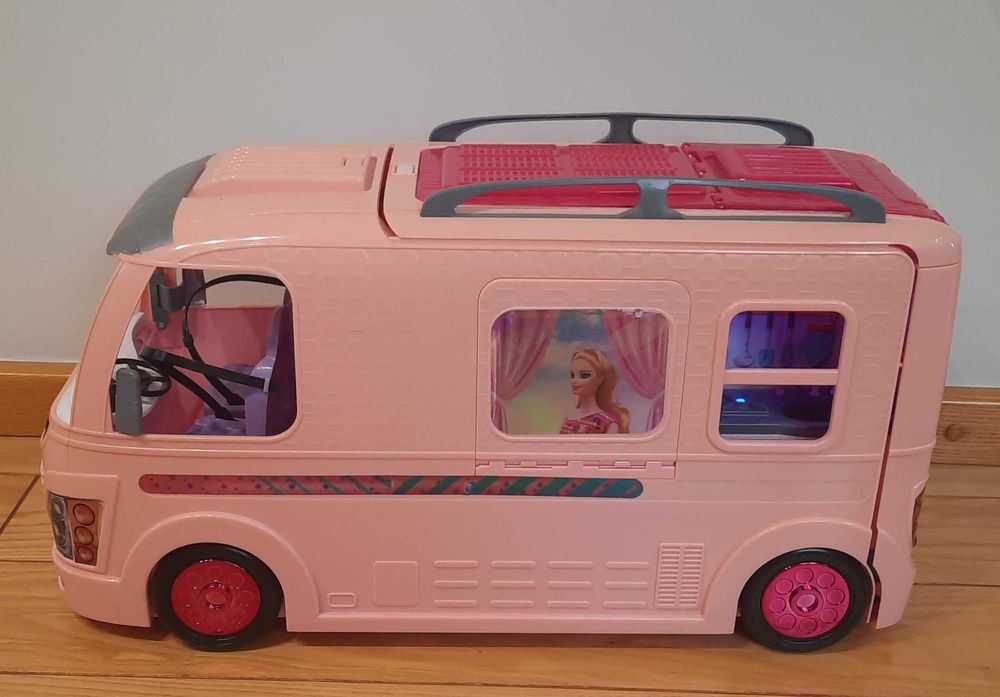 Duży kamper dla lalek z basenem i akcesoriami