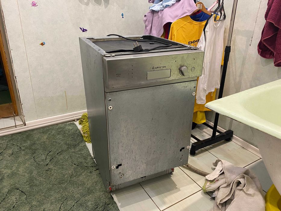 Продам посудомоечную машинку Hotpoint-Aristone на 8 персон.