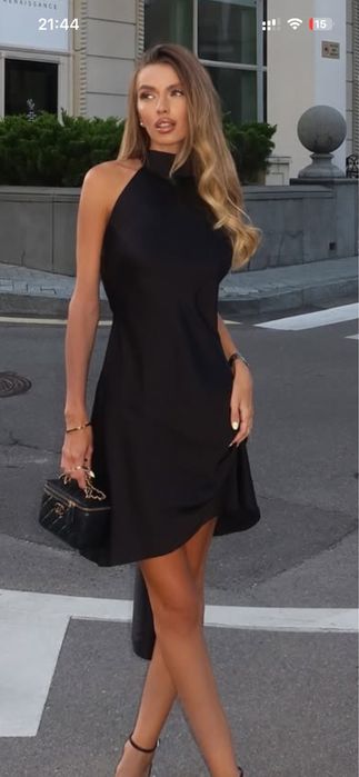 чорна шовкова сукня в довжині міні