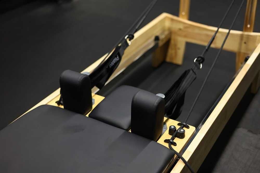 Reformer Pilates z drewna dębowego – profesjonalne łóżko Pilates