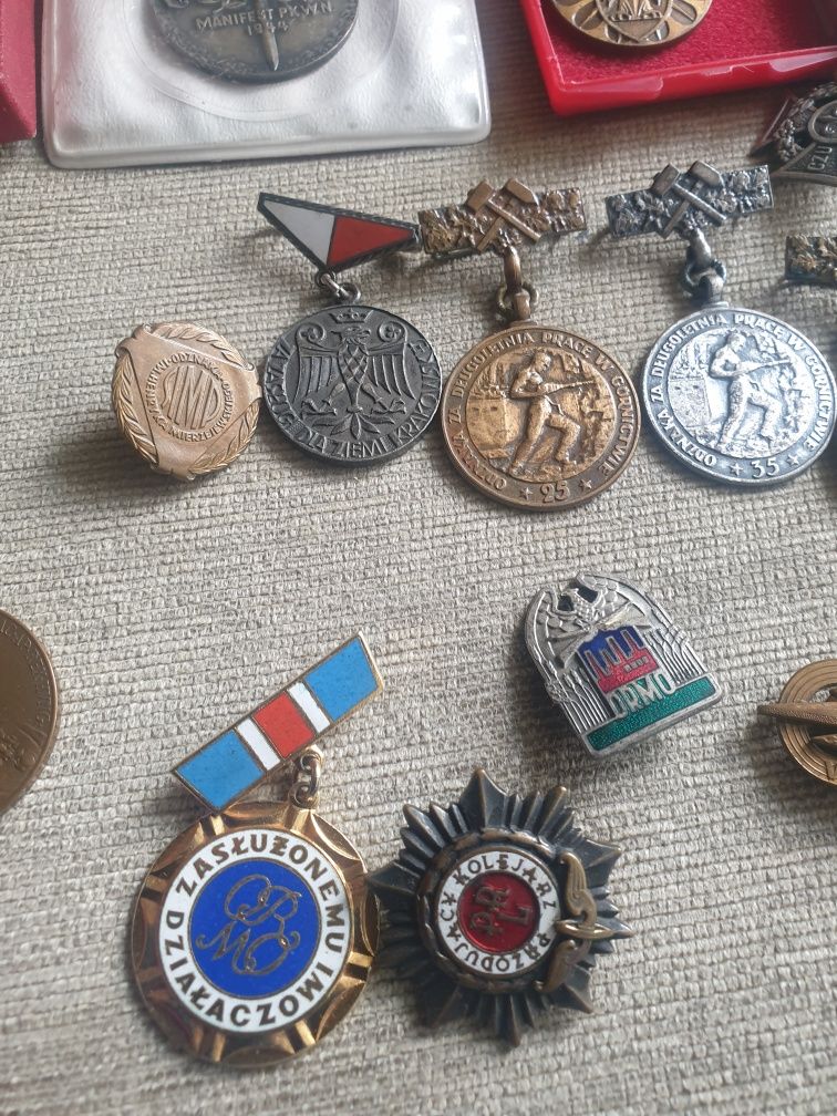 Odznaki , medale.