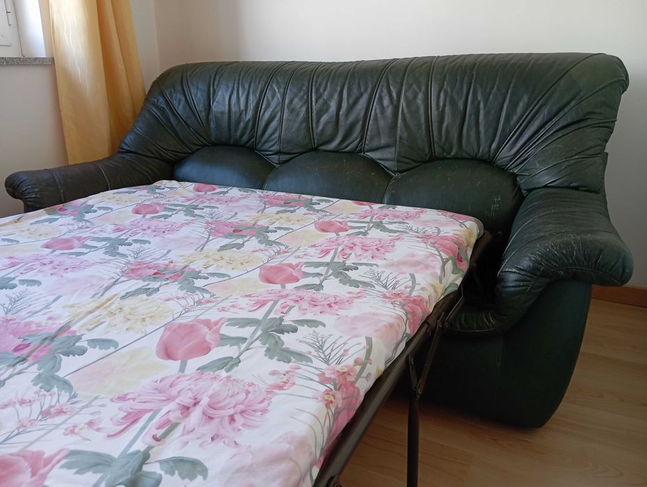 Sofá-cama couro verde