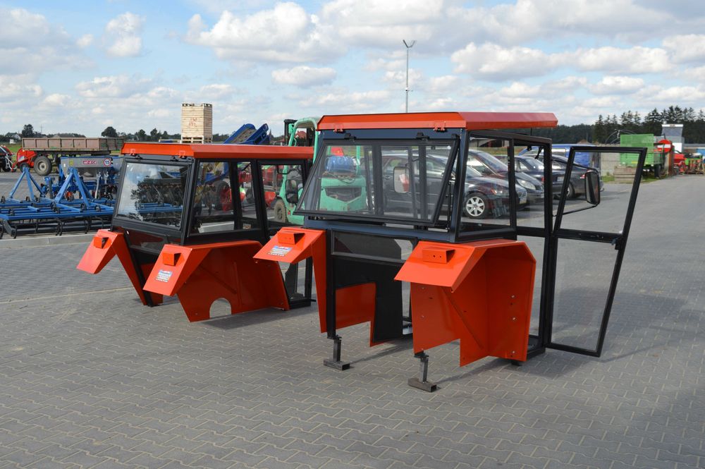 Kabina ciągnikowa do C330 wyposażona solidna OD RĘKI