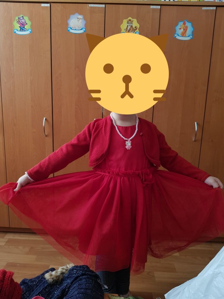 Красное праздничное платье