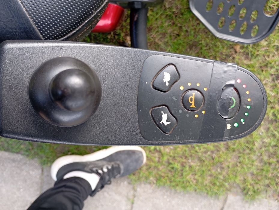 Wózek inwalidzki elektryczny.