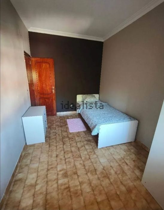 Arrendo  quarto de solteiro