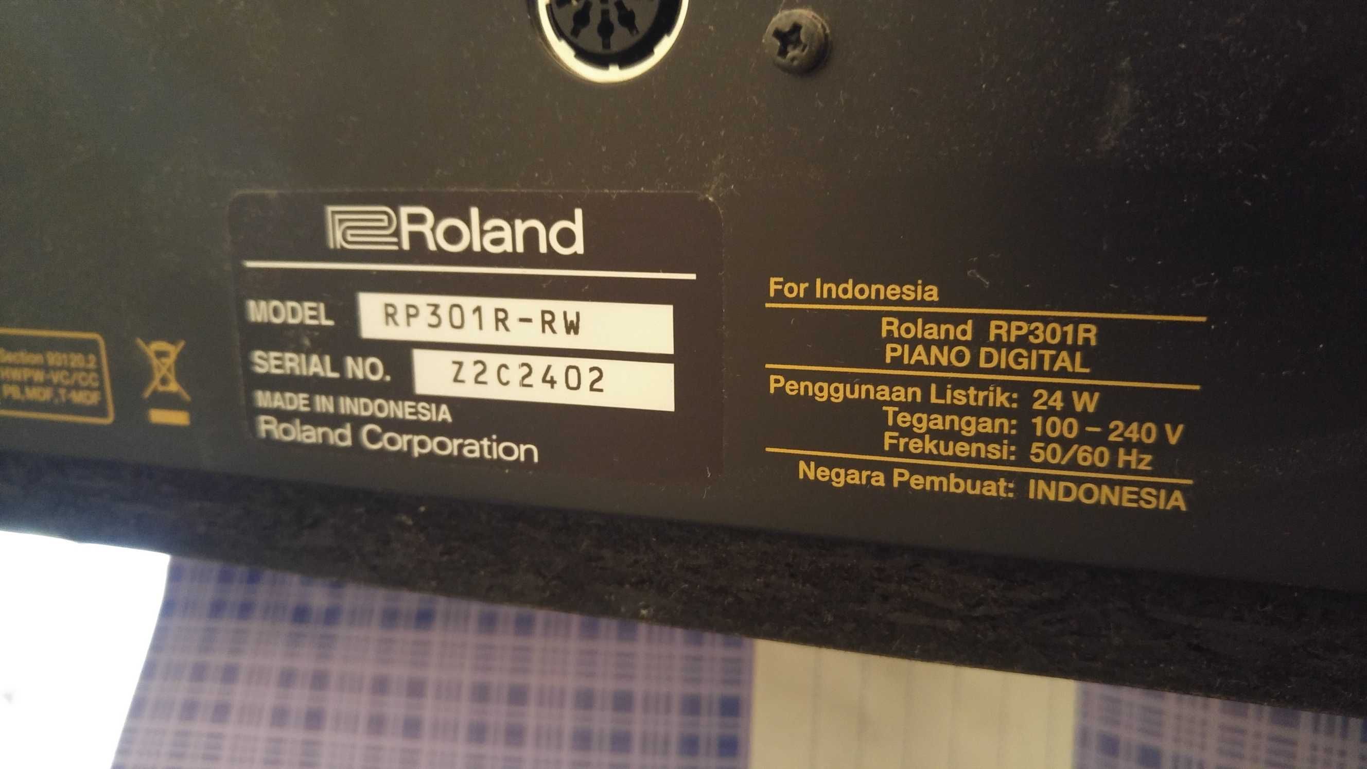 Продам цифровое фортепиано ROLAND RP301R-RW
