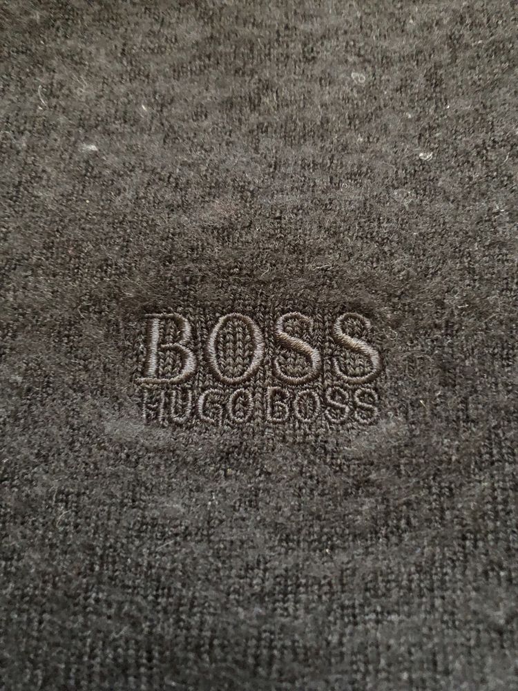 Sweter w serek Hugo Boss rozmiar M 100% wełna dziewicza
