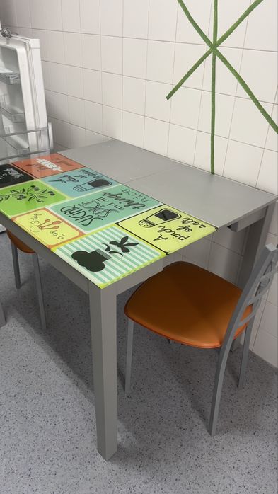 Mesa extensivel com 2 cadeiras