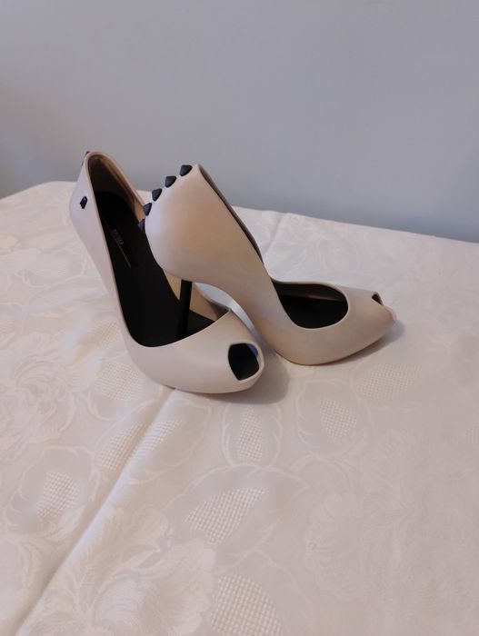 Szpilki MELISSA beżowe peep toe ozdobne czarne wypustki, czółenka