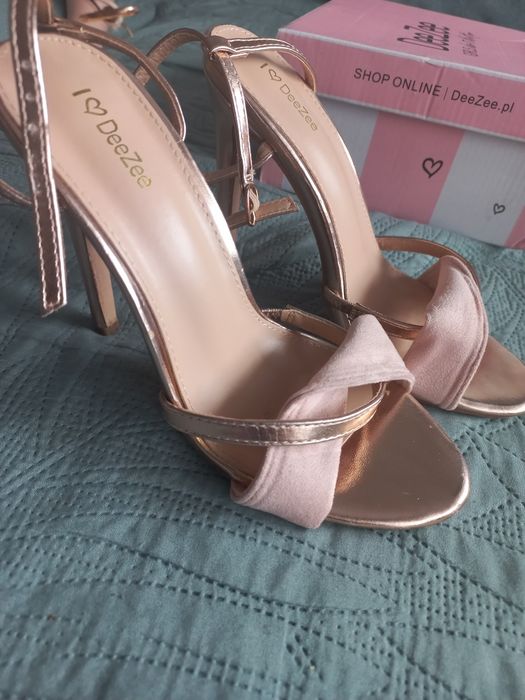 Złote szpilki DeeZee