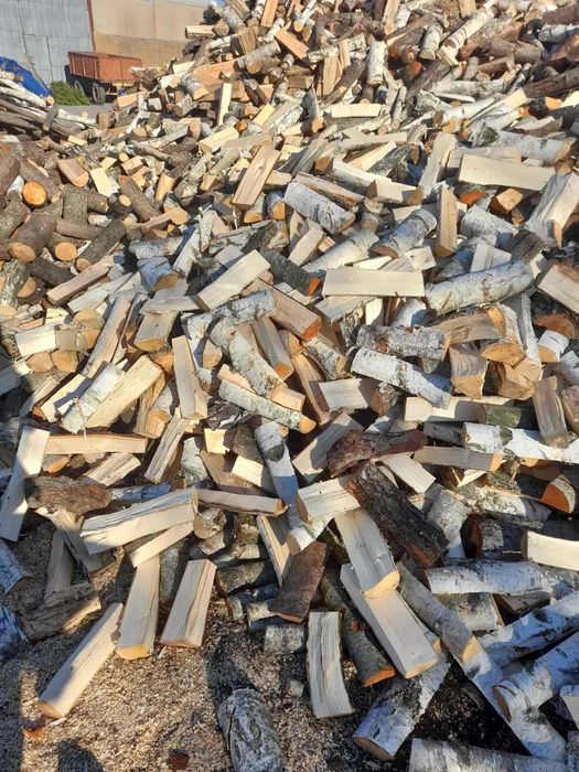 Продаються колоті дрова з доставкою