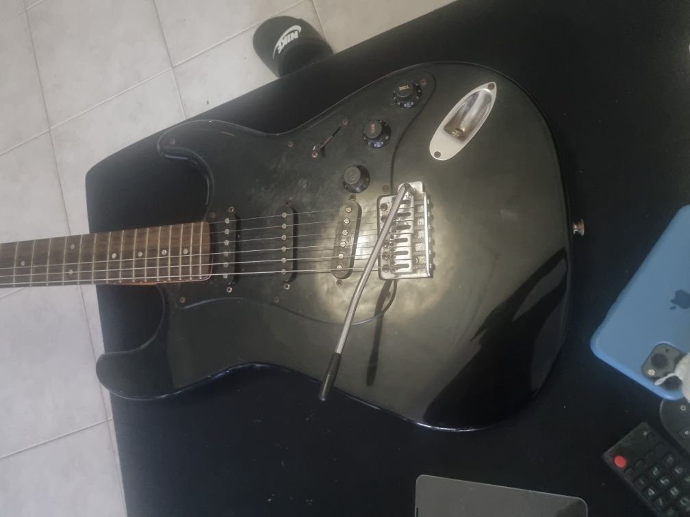 Vendo Guitarra eléctrica Linko com o sistema de som
