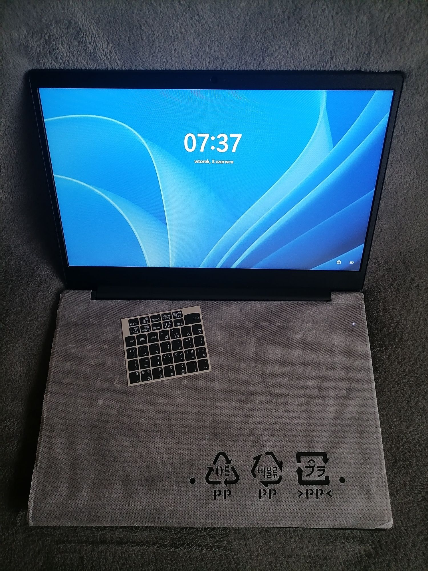 Nowy Lenovo V15-ADA WIN 11 8GB 756GB SSD Radeon ideał 15.6''  usb  hdm
