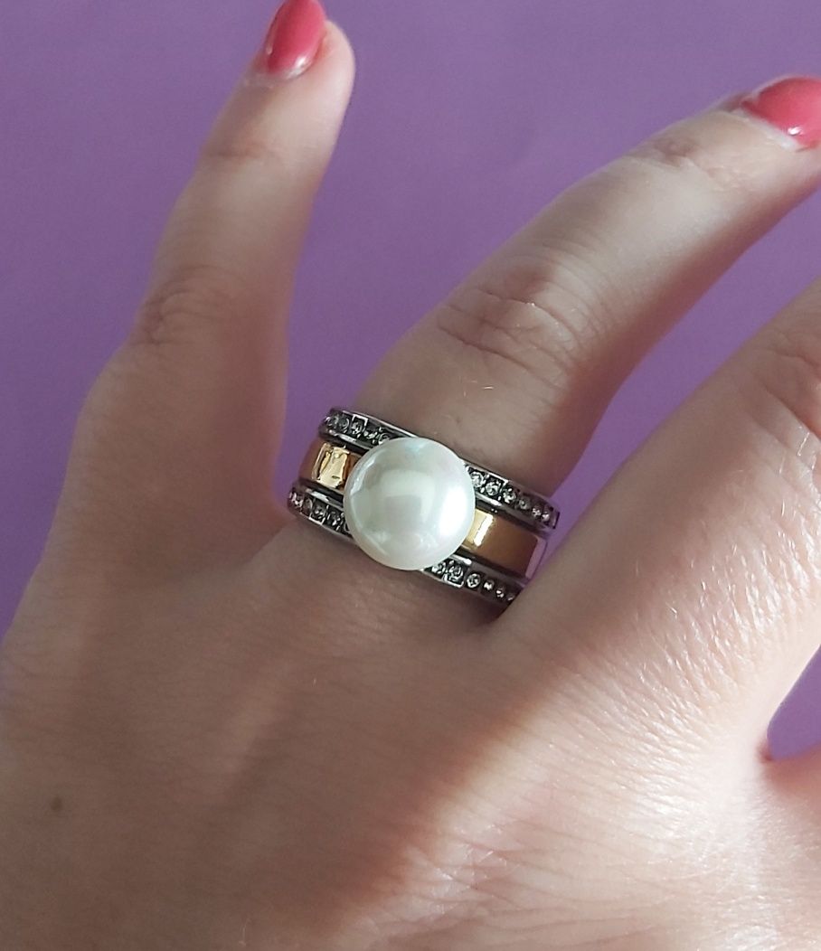 Anel bicolor, em aço, com zirconias e uma pérola. T19