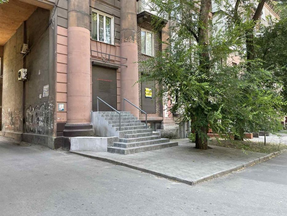 Приміщення у центрі міста, вул. Сталеварів. Ціна знижена!