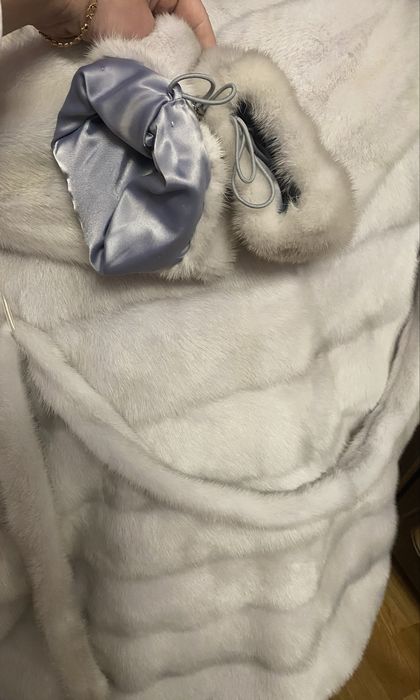 Шикарна білосніжна , супер мʼякенька  шубка S-M , довжина 100 см  !!!