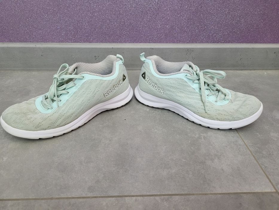 Adidasy z białą podeszwą dla dziewczynki
