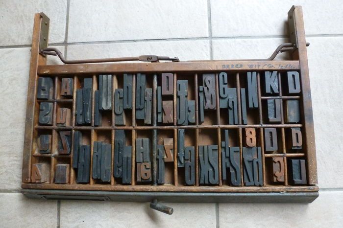 gaveta com letras industriais antiga