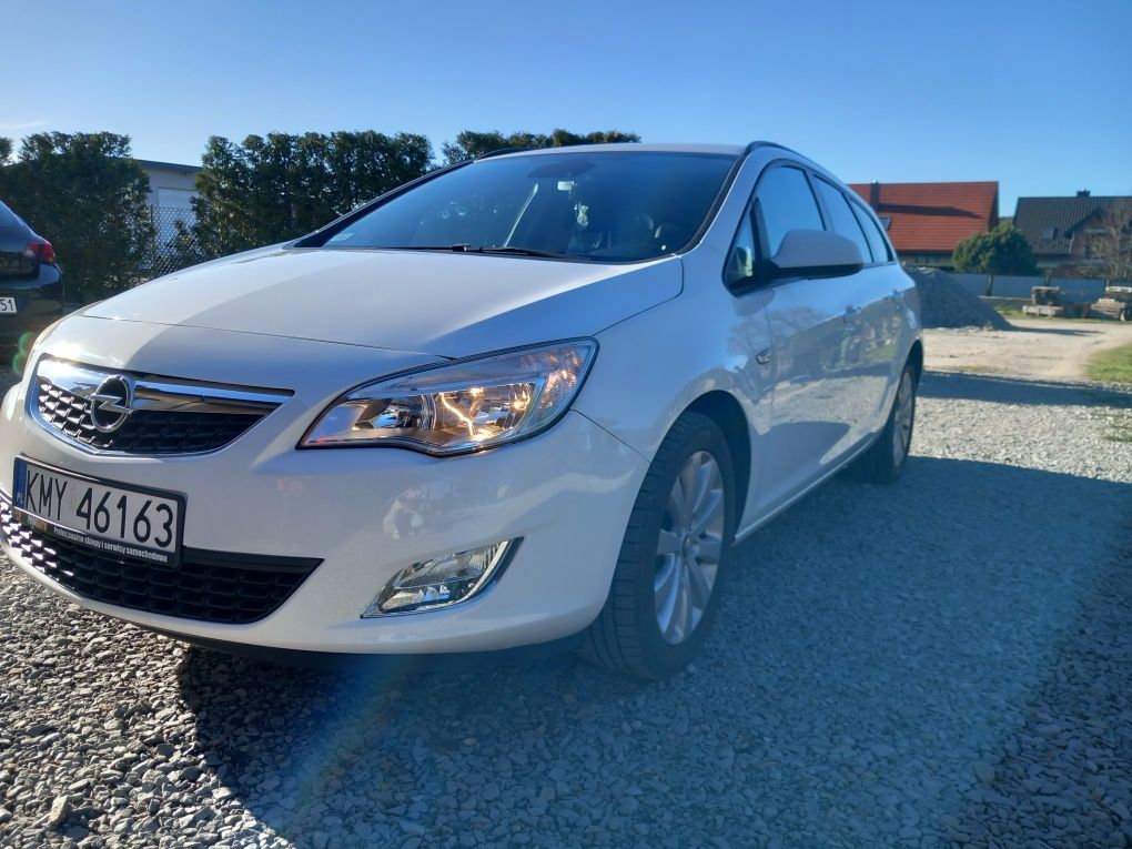 Opel astra j  Sport Tourer 1.7 cdti  Kombi  110 KM biały Stan bardzo d