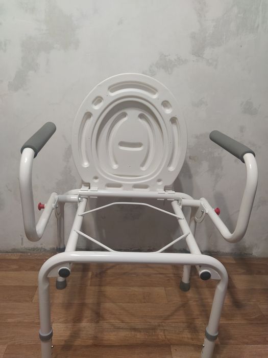 Стул-туалет, с откидными подлокотниками, регулировка высоты.