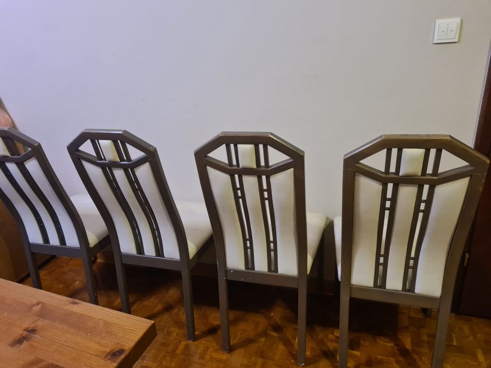 Drewniane krzesła