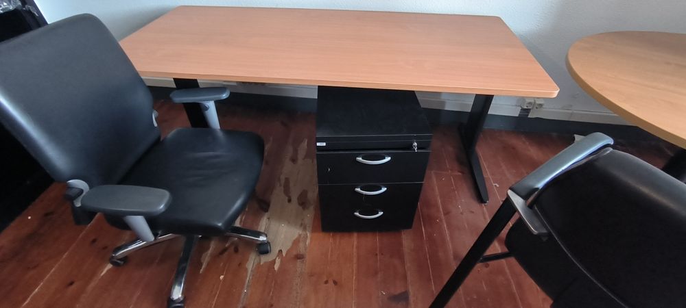 Lote Escritório,3 secretárias,2 Bl Rodados,Mesa Reuniões, 3 Cadeiras