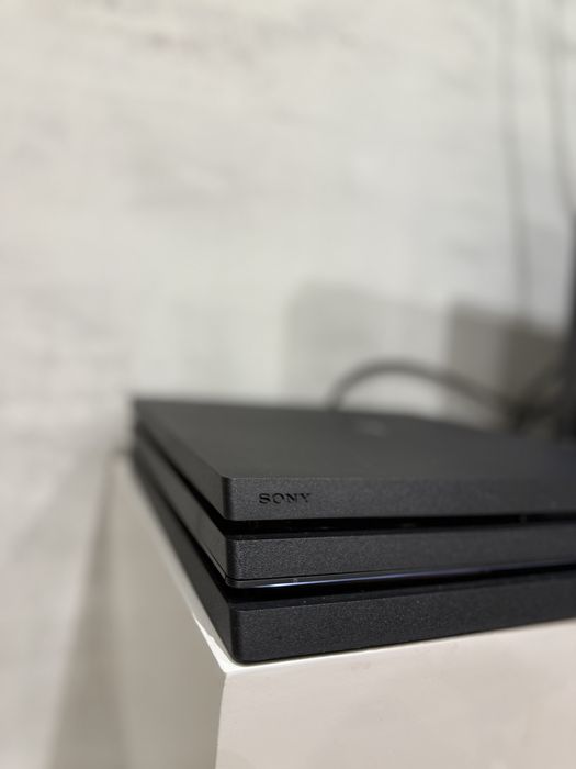 Продам ps 4 pro + игри