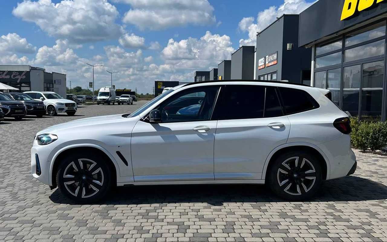 BMW iX3 2021 року