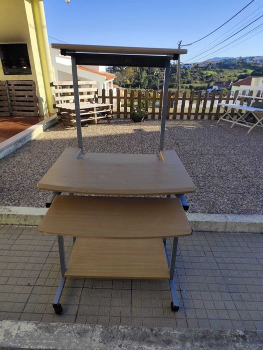 Secretária com prateleira para impressora, e gaveta.