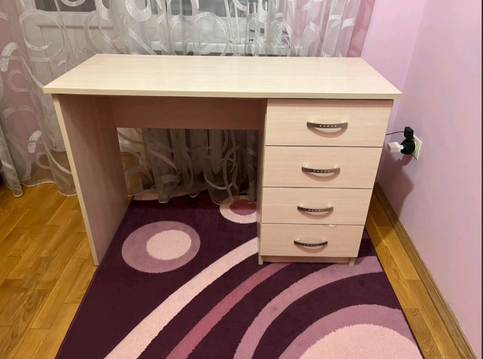 Стіл. Парта. Комод