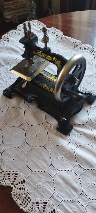 Miniatura de máquina de costura