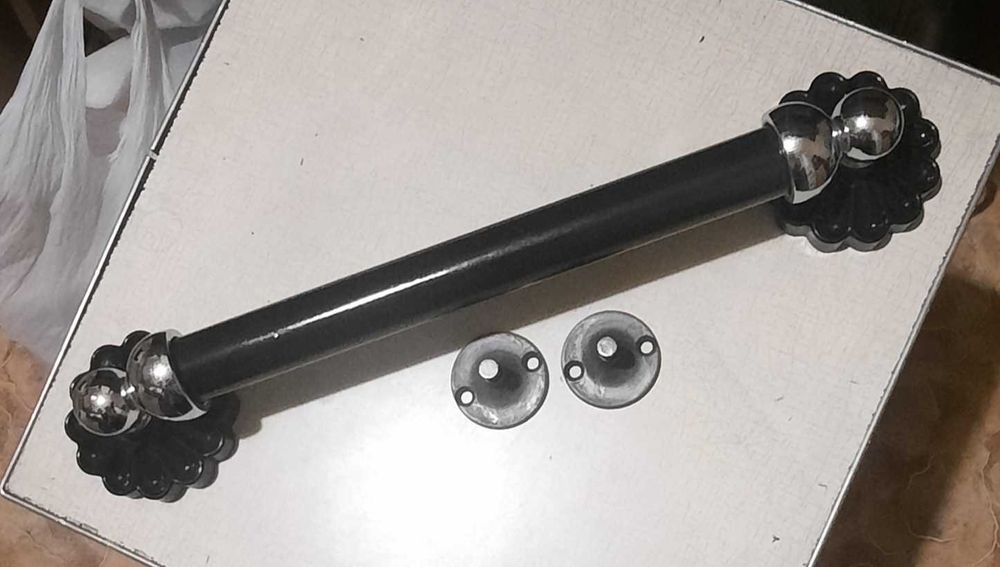 Ручка-поручень для ванной. Состояние новой, не использовалась.