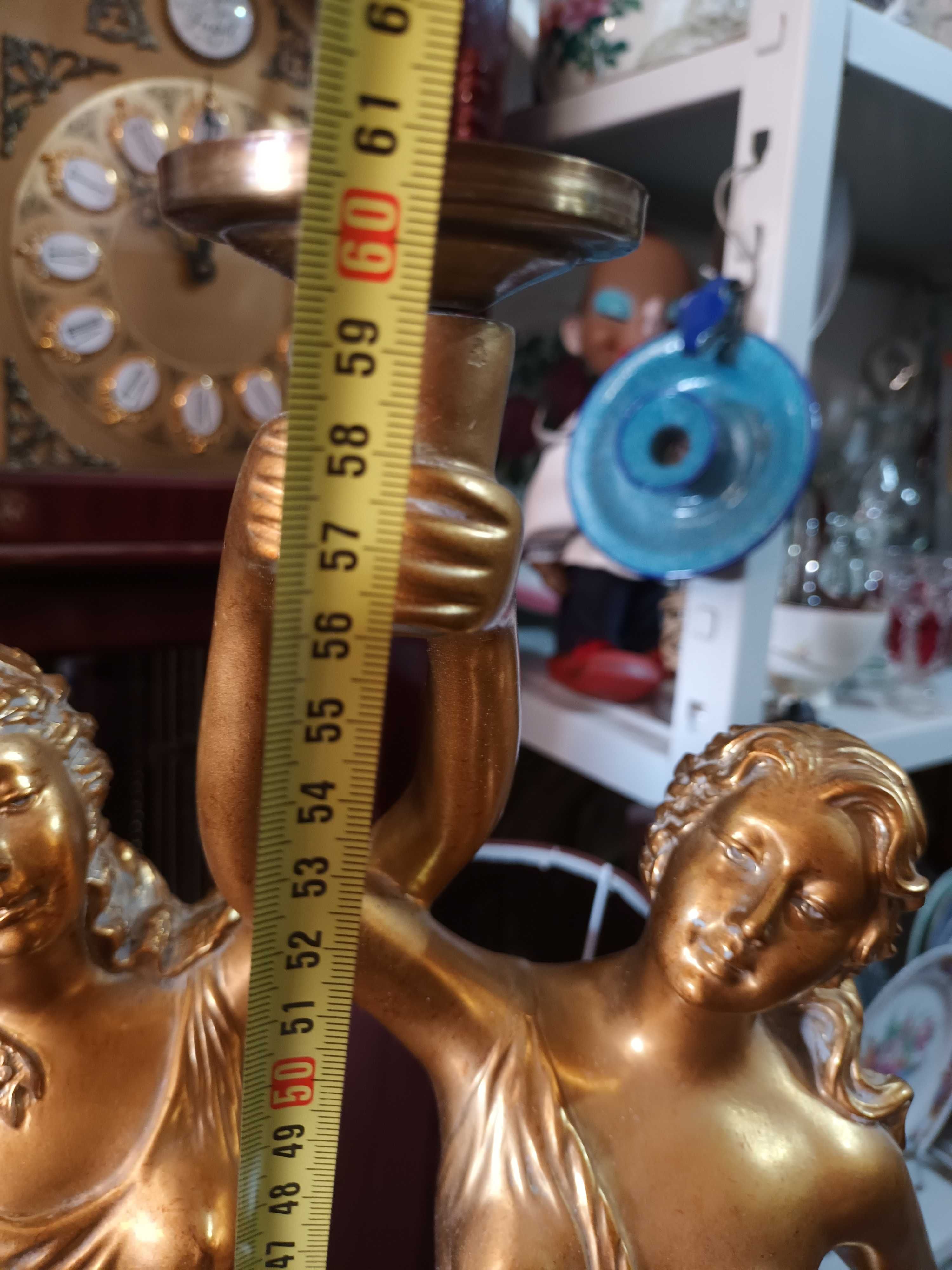 Escultura em dourado castiçal