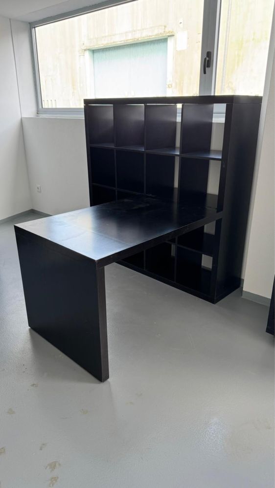 Estante com mesa