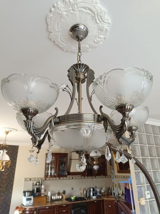 Duży żyrandol do salonu z kryształami