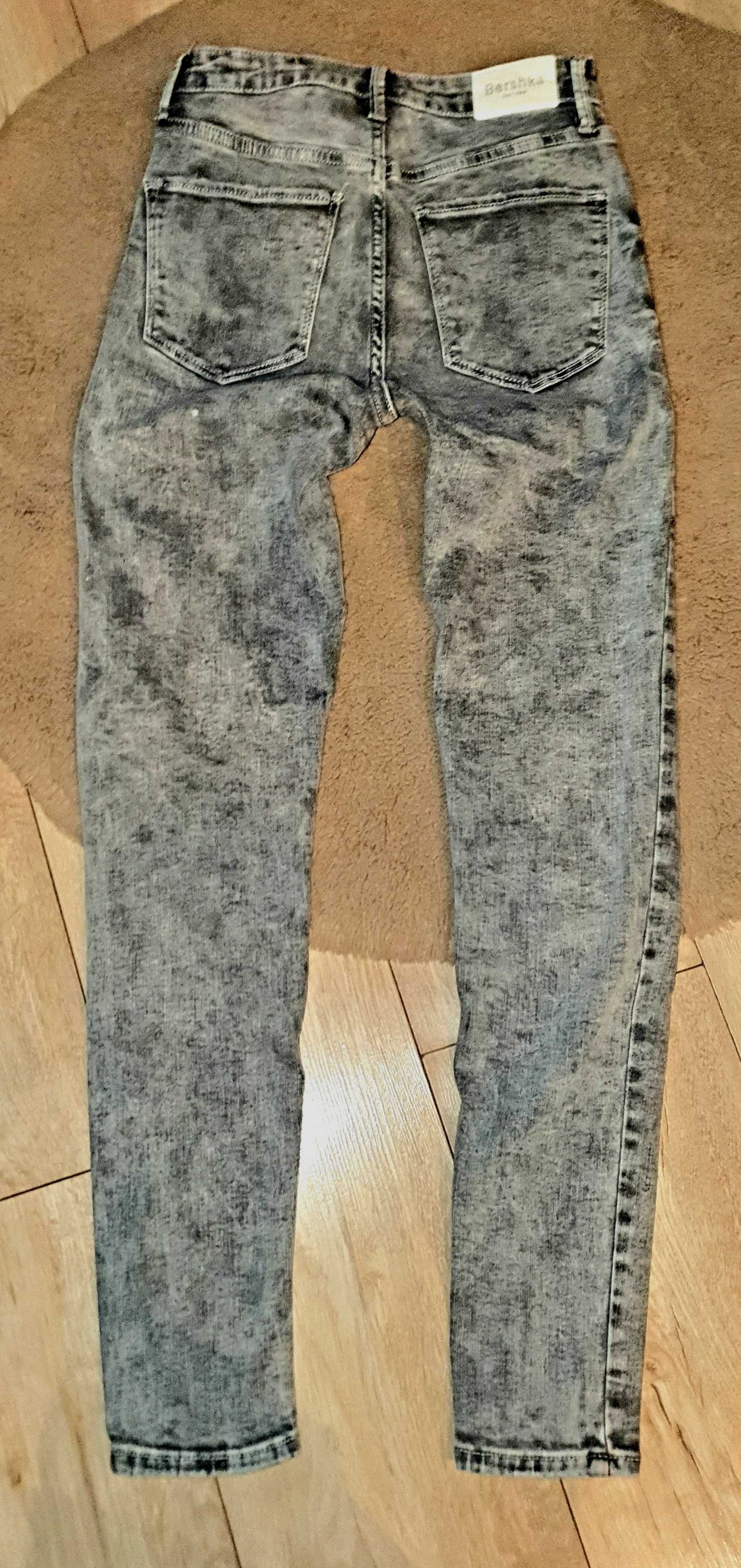 Spodnie jeansy marmurkowe od Bershka