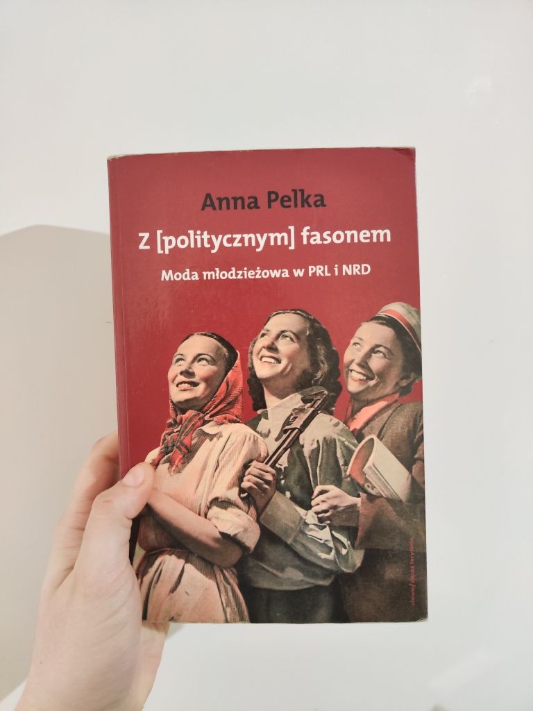 Z [politycznym] fasonem Moda młodzieżowa w PRL i NRD - Anna Pelka