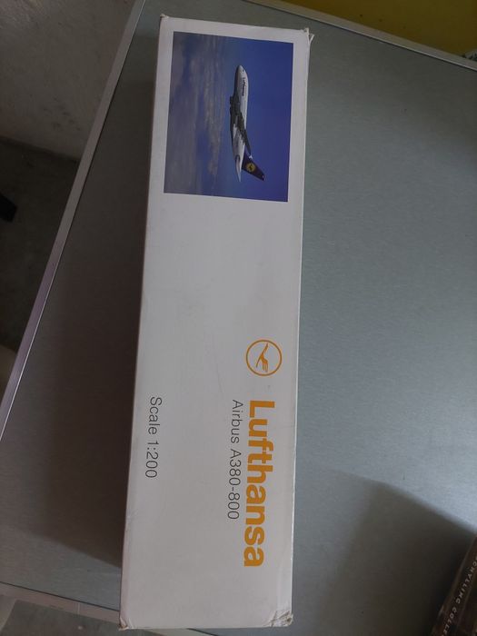 Caixa modelo avião lufthansa airbus A380 800