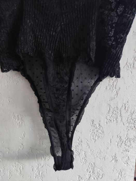 Prześwitujące body stringi siatkowo-koronkowe na regulowane ramiączka