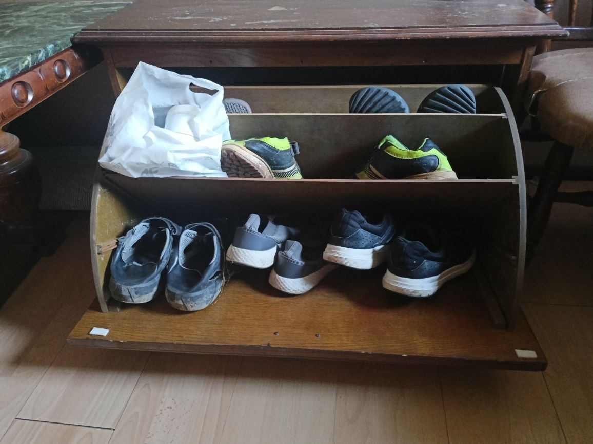 Duża drewniana szafka na buty