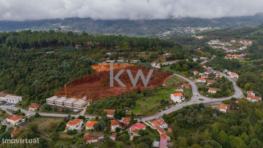 Moradia para restauro e terreno em zona de construção com ~14.633m2 em