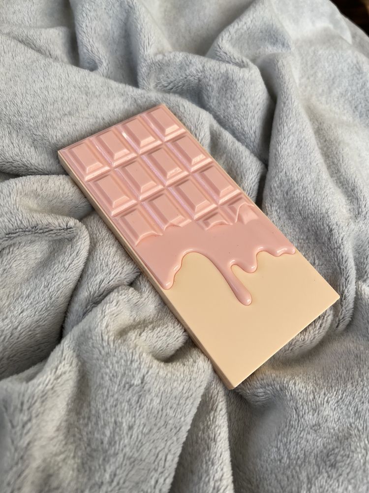 Paleta do konturowania bronzer róż rozświetlacz Makeup Revolution