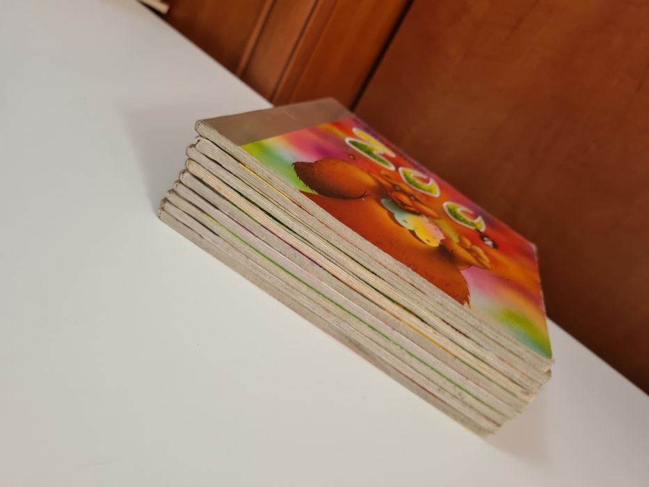 Zestaw twardych książeczek sprzed wielu lat