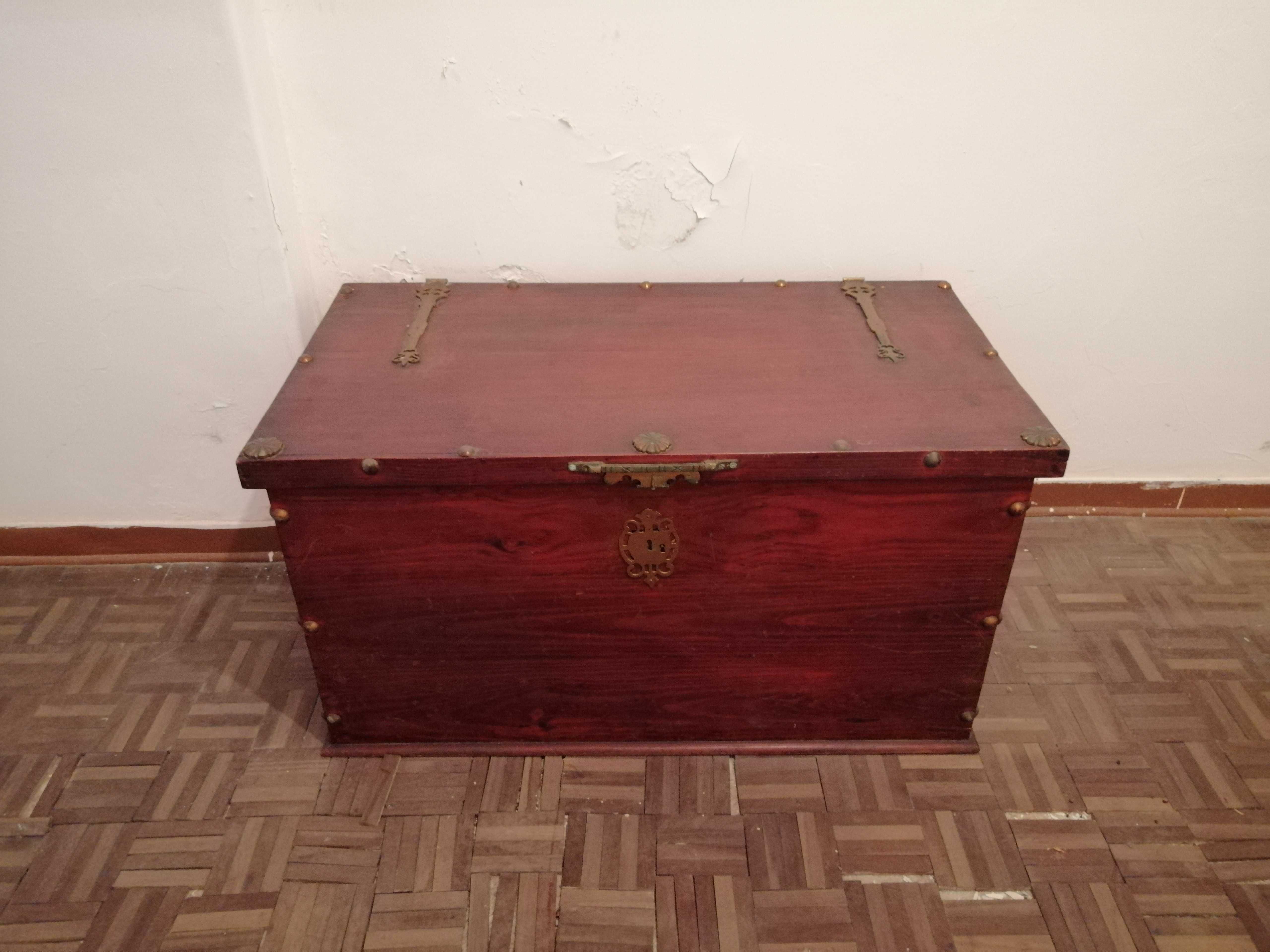 Mobílias, cama, roupeiro e mesas