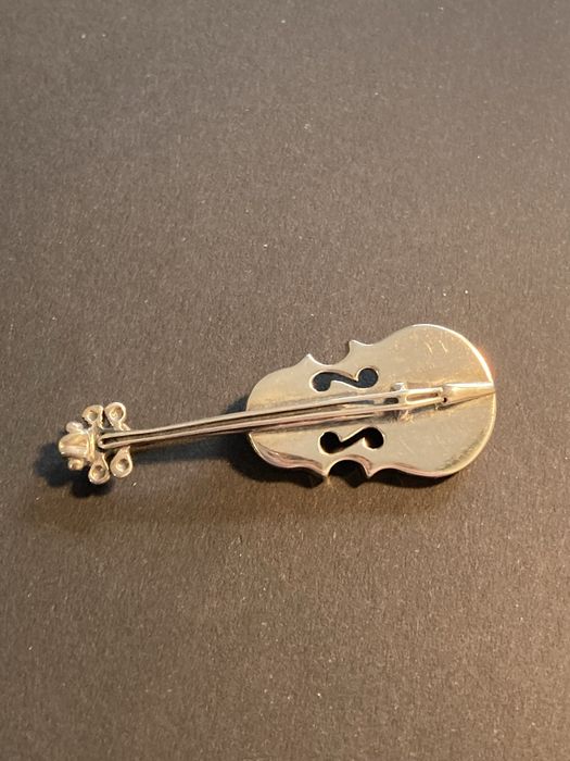 Srebrna broszka Skrzypce