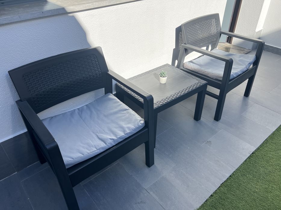 Conjunto de Jardim 2 cadeiroes + mesa de apoio + sofá