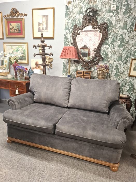 Sofá 2 lugares estofado em pele de pêssego.